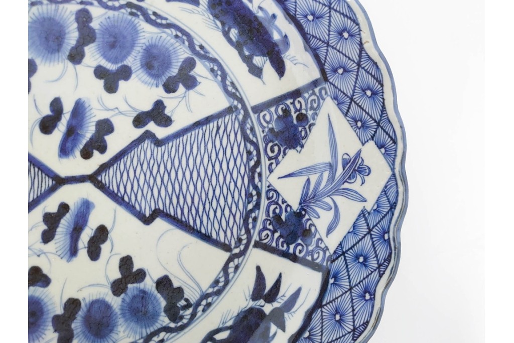 江戸期　古伊万里　染付　草花文・唐草文　輪花形　直径約41cm(1尺3寸)　緻密なデザインが目を引く大皿　(R-088010)