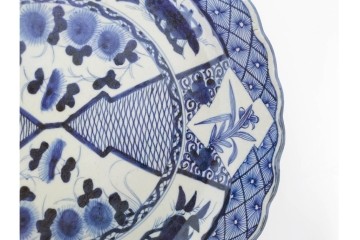 江戸期　古伊万里　染付　草花文・唐草文　輪花形　直径約41cm(1尺3寸)　緻密なデザインが目を引く大皿　(R-088010)