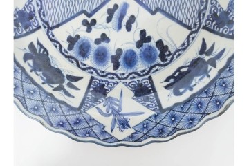 江戸期　古伊万里　染付　草花文・唐草文　輪花形　直径約41cm(1尺3寸)　緻密なデザインが目を引く大皿　(R-088010)