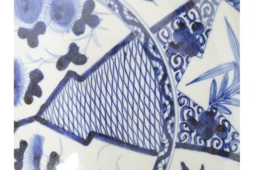 江戸期　古伊万里　染付　草花文・唐草文　輪花形　直径約41cm(1尺3寸)　緻密なデザインが目を引く大皿　(R-088010)