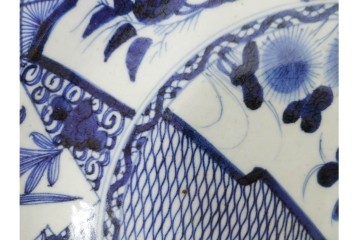 江戸期　古伊万里　染付　草花文・唐草文　輪花形　直径約41cm(1尺3寸)　緻密なデザインが目を引く大皿　(R-088010)