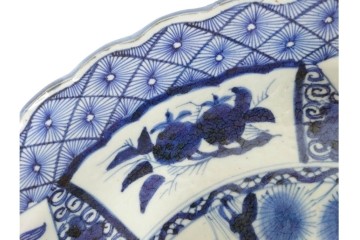 江戸期　古伊万里　染付　草花文・唐草文　輪花形　直径約41cm(1尺3寸)　緻密なデザインが目を引く大皿　(R-088010)