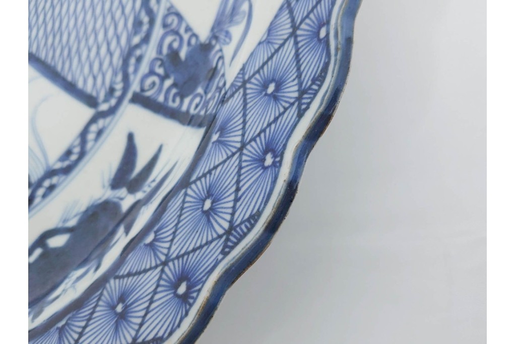 江戸期　古伊万里　染付　草花文・唐草文　輪花形　直径約41cm(1尺3寸)　緻密なデザインが目を引く大皿　(R-088010)