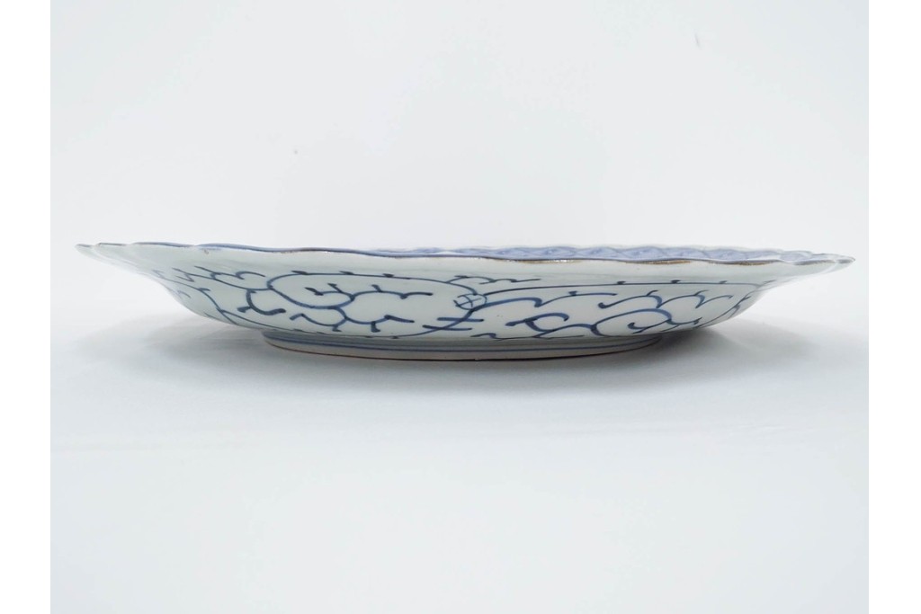 江戸期　古伊万里　染付　草花文・唐草文　輪花形　直径約41cm(1尺3寸)　緻密なデザインが目を引く大皿　(R-088010)