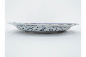 江戸期　古伊万里　染付　草花文・唐草文　輪花形　直径約41cm(1尺3寸)　緻密なデザインが目を引く大皿　(R-088010)
