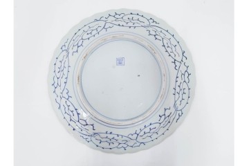 江戸期　古伊万里　染付　草花文・唐草文　輪花形　直径約41cm(1尺3寸)　緻密なデザインが目を引く大皿　(R-088010)