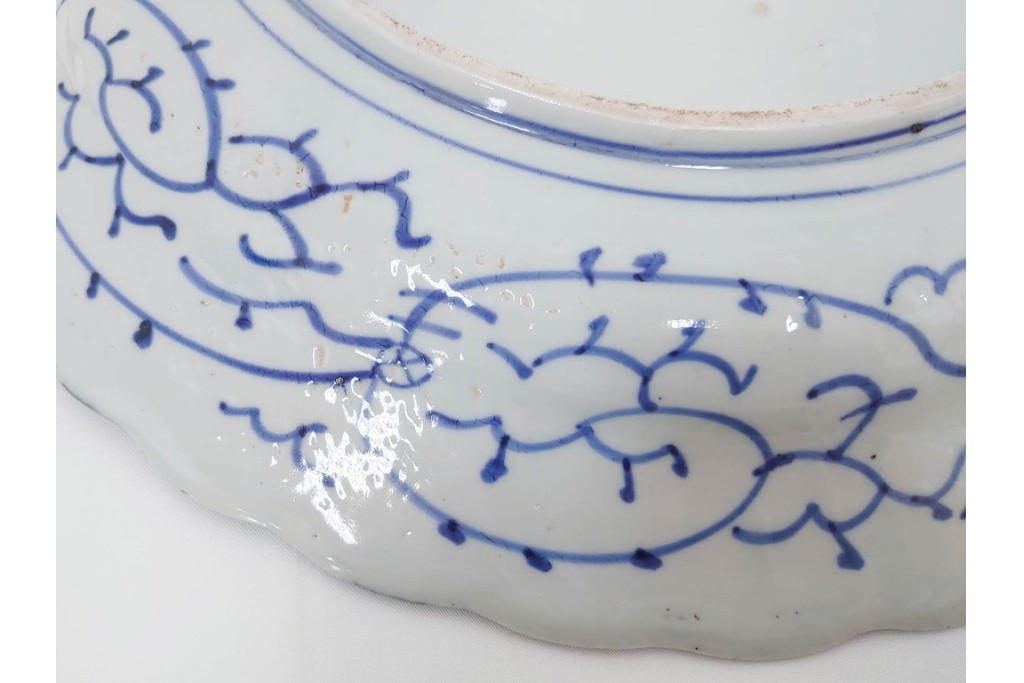 江戸期　古伊万里　染付　草花文・唐草文　輪花形　直径約41cm(1尺3寸)　緻密なデザインが目を引く大皿　(R-088010)