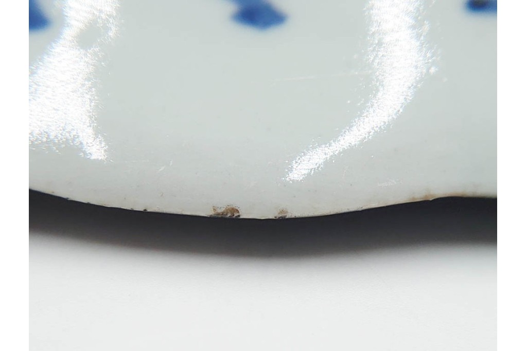江戸期　古伊万里　染付　草花文・唐草文　輪花形　直径約41cm(1尺3寸)　緻密なデザインが目を引く大皿　(R-088010)