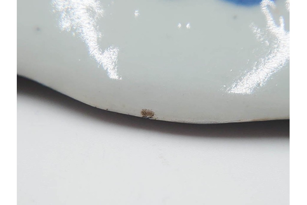 江戸期　古伊万里　染付　草花文・唐草文　輪花形　直径約41cm(1尺3寸)　緻密なデザインが目を引く大皿　(R-088010)