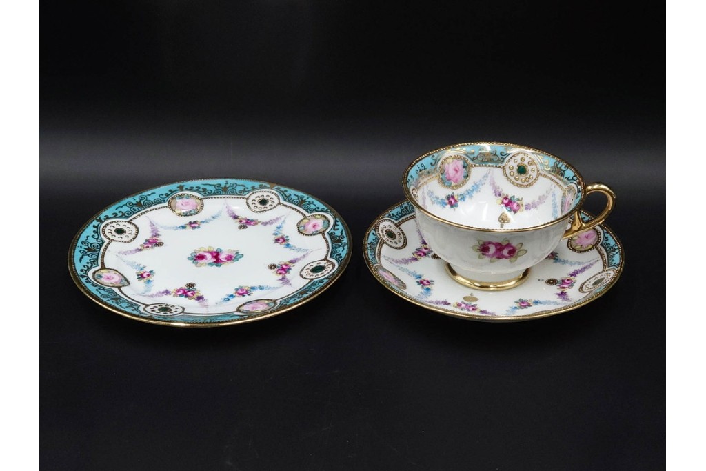 オールドノリタケ(NORITAKE)　マルキ印　金盛と薔薇のデザインが華やかなトリオ2客・カップ&ソーサー1客セット　(R-088012)