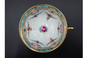オールドノリタケ(NORITAKE)　マルキ印　金盛と薔薇のデザインが華やかなトリオ2客・カップ&ソーサー1客セット　(R-088012)