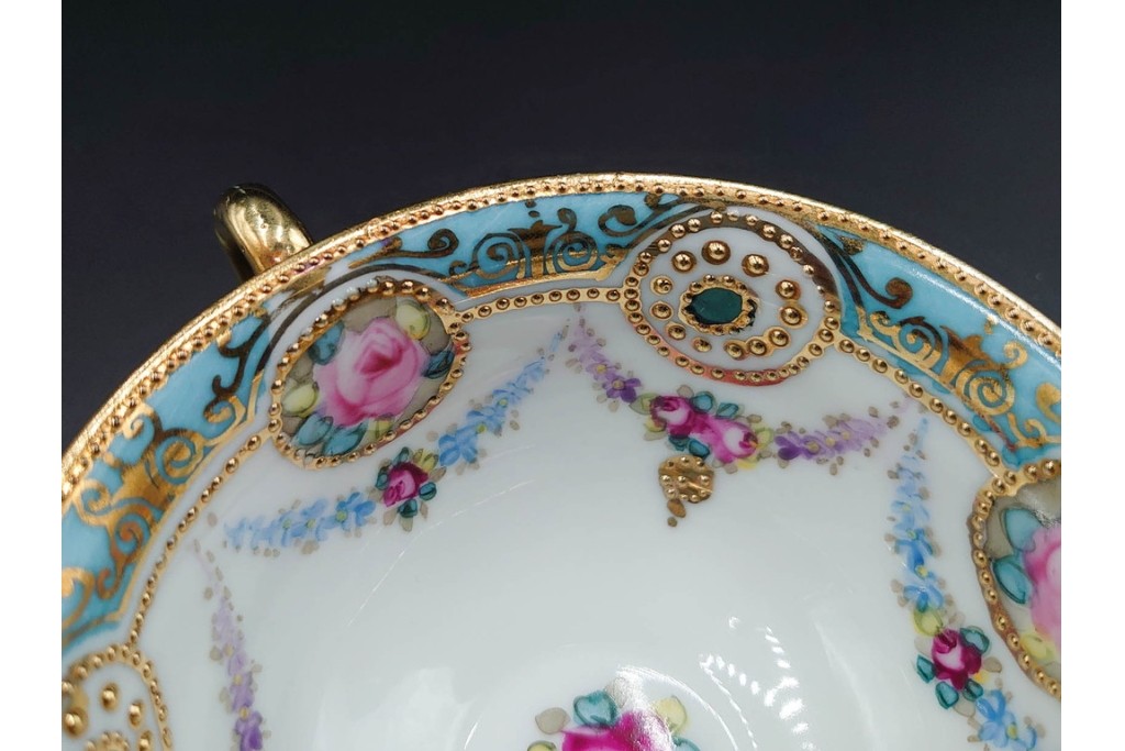 オールドノリタケ(NORITAKE)　マルキ印　金盛と薔薇のデザインが華やかなトリオ2客・カップ&ソーサー1客セット　(R-088012)