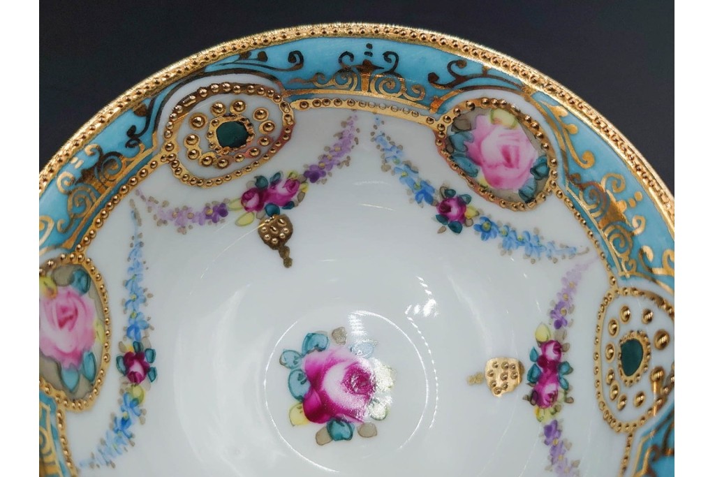 オールドノリタケ(NORITAKE)　マルキ印　金盛と薔薇のデザインが華やかなトリオ2客・カップ&ソーサー1客セット　(R-088012)
