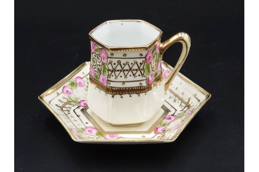 オールドノリタケ(NORITAKE)　マルキ印　金盛と薔薇のデザインが華やかなトリオ2客・カップ&ソーサー1客セット　(R-088012)
