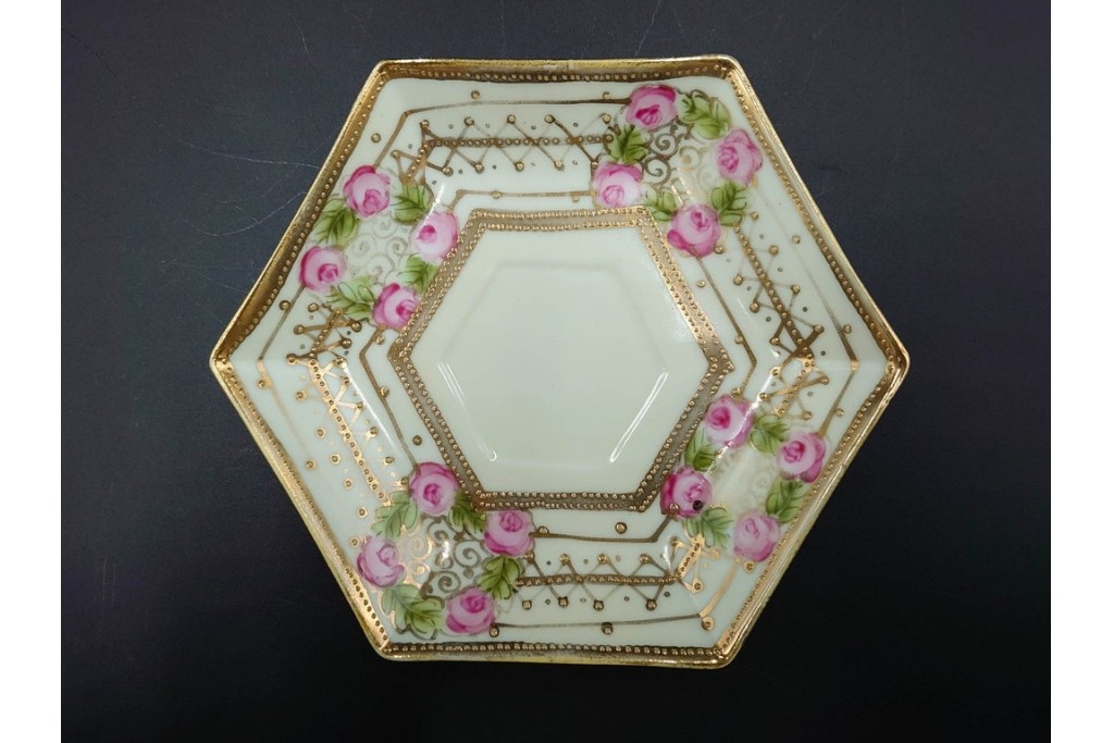 オールドノリタケ(NORITAKE)　マルキ印　金盛と薔薇のデザインが華やかなトリオ2客・カップ&ソーサー1客セット　(R-088012)