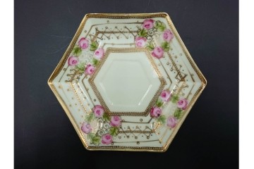 オールドノリタケ(NORITAKE)　マルキ印　金盛と薔薇のデザインが華やかなトリオ2客・カップ&ソーサー1客セット　(R-088012)