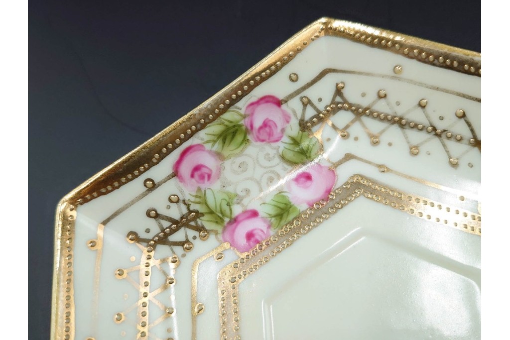 オールドノリタケ(NORITAKE)　マルキ印　金盛と薔薇のデザインが華やかなトリオ2客・カップ&ソーサー1客セット　(R-088012)
