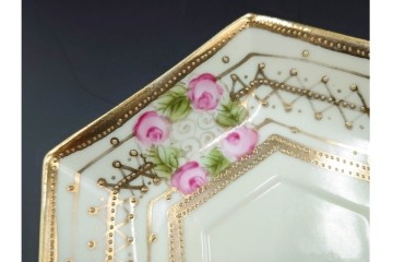 オールドノリタケ(NORITAKE)　マルキ印　金盛と薔薇のデザインが華やかなトリオ2客・カップ&ソーサー1客セット　(R-088012)