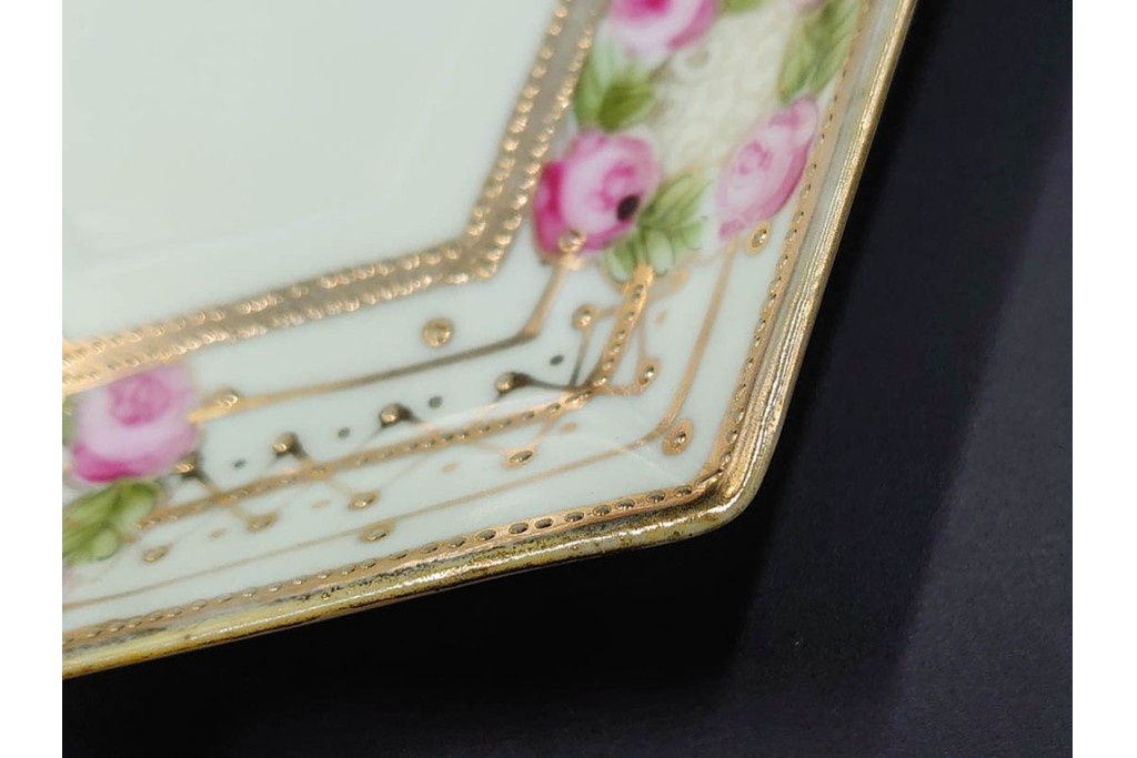 オールドノリタケ(NORITAKE)　マルキ印　金盛と薔薇のデザインが華やかなトリオ2客・カップ&ソーサー1客セット　(R-088012)