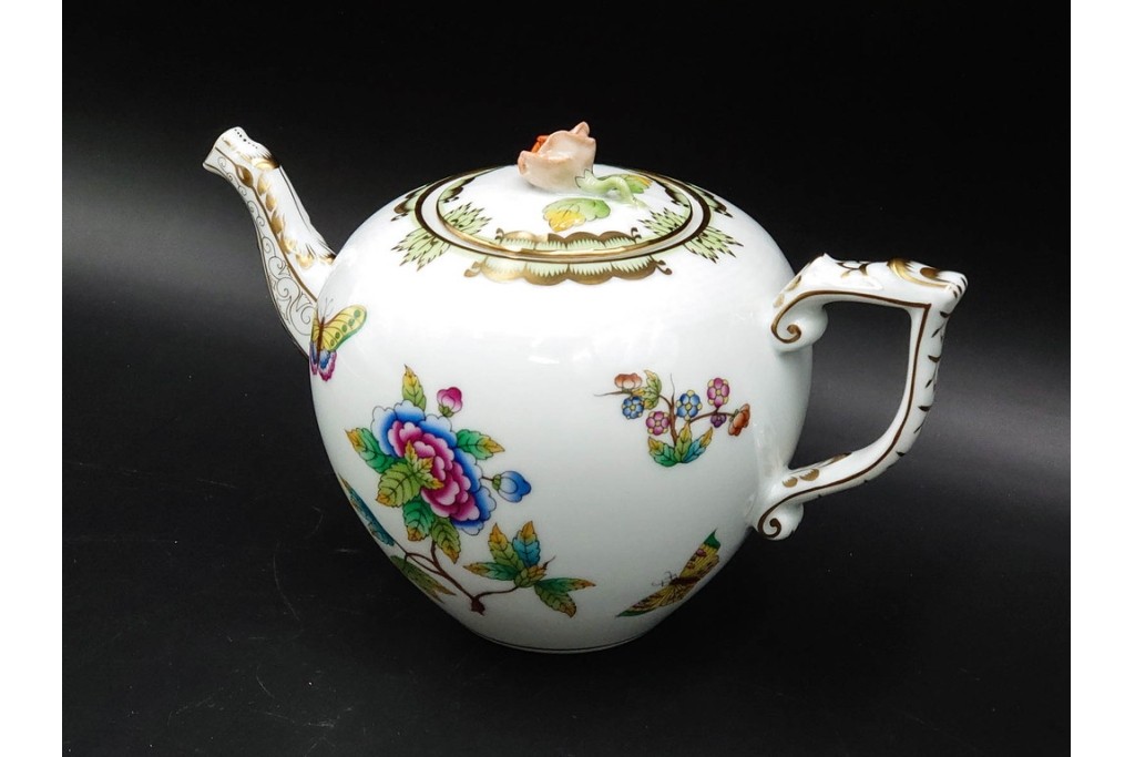 ハンガリー　ヘレンド(HEREND)　ヴィクトリア・ブーケ　華やかな花と蝶の絵柄が目を引くティーポット　定価8万1400円　(R-088017)