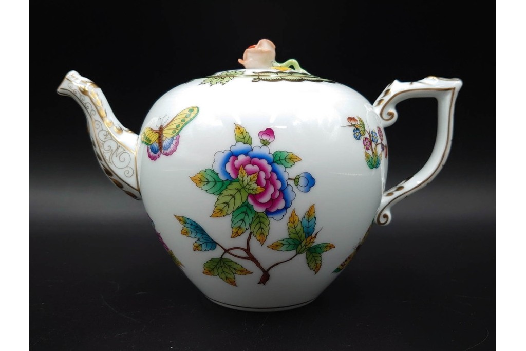 ハンガリー　ヘレンド(HEREND)　ヴィクトリア・ブーケ　華やかな花と蝶の絵柄が目を引くティーポット　定価8万1400円　(R-088017)