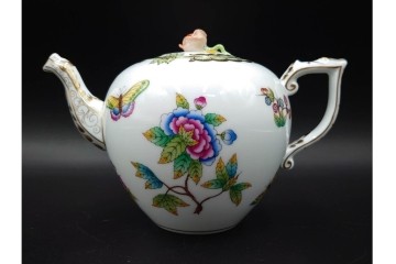 ハンガリー　ヘレンド(HEREND)　ヴィクトリア・ブーケ　華やかな花と蝶の絵柄が目を引くティーポット　定価8万1400円　(R-088017)
