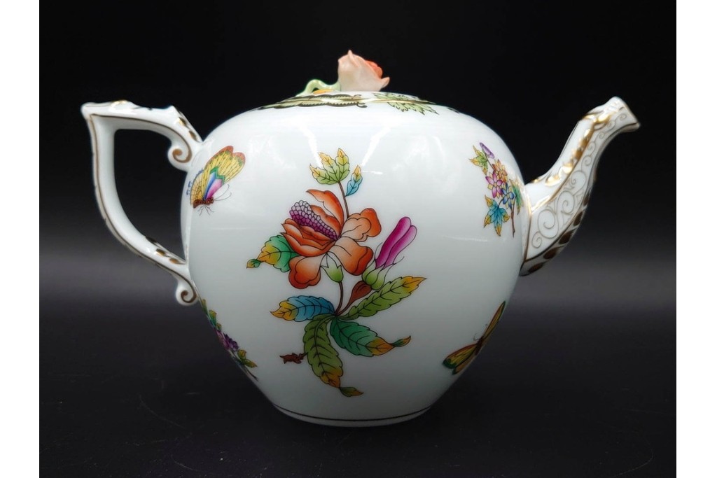 ハンガリー　ヘレンド(HEREND)　ヴィクトリア・ブーケ　華やかな花と蝶の絵柄が目を引くティーポット　定価8万1400円　(R-088017)