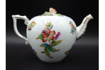 ハンガリー　ヘレンド(HEREND)　ヴィクトリア・ブーケ　華やかな花と蝶の絵柄が目を引くティーポット　定価8万1400円　(R-088017)