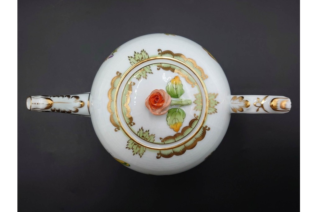 ハンガリー　ヘレンド(HEREND)　ヴィクトリア・ブーケ　華やかな花と蝶の絵柄が目を引くティーポット　定価8万1400円　(R-088017)