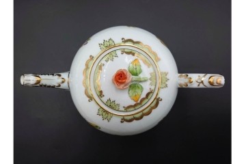 ハンガリー　ヘレンド(HEREND)　ヴィクトリア・ブーケ　華やかな花と蝶の絵柄が目を引くティーポット　定価8万1400円　(R-088017)