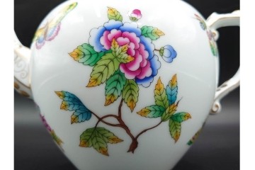 ハンガリー　ヘレンド(HEREND)　ヴィクトリア・ブーケ　華やかな花と蝶の絵柄が目を引くティーポット　定価8万1400円　(R-088017)