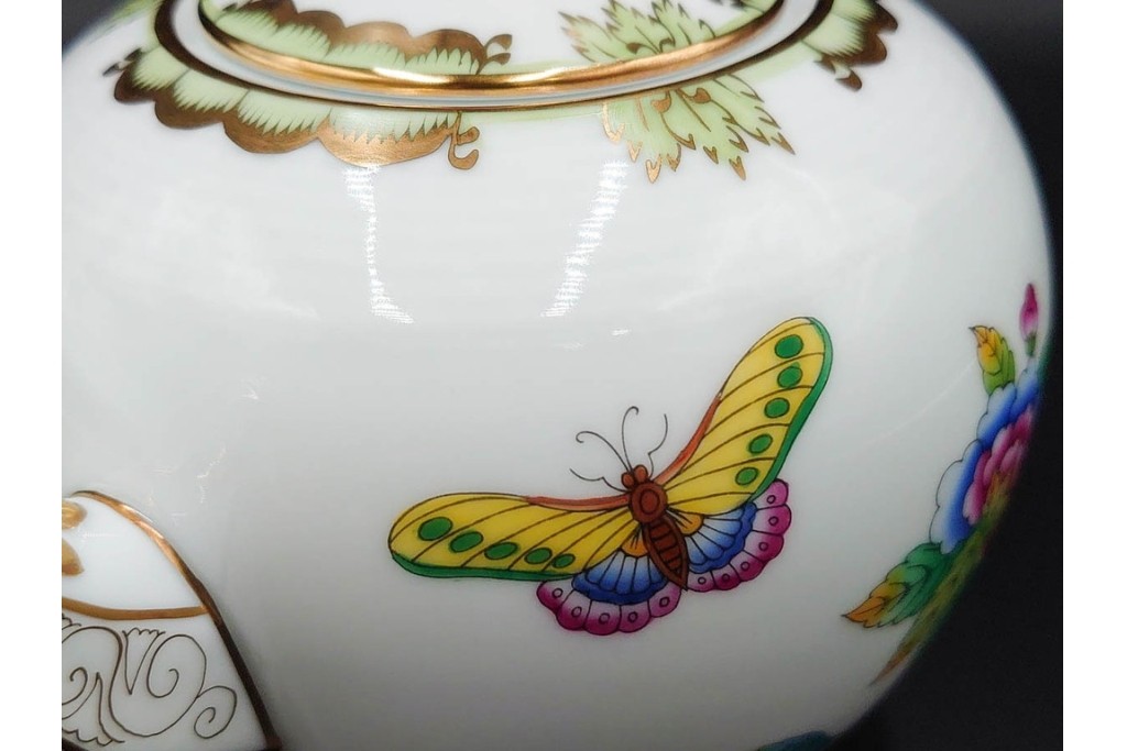 ハンガリー　ヘレンド(HEREND)　ヴィクトリア・ブーケ　華やかな花と蝶の絵柄が目を引くティーポット　定価8万1400円　(R-088017)