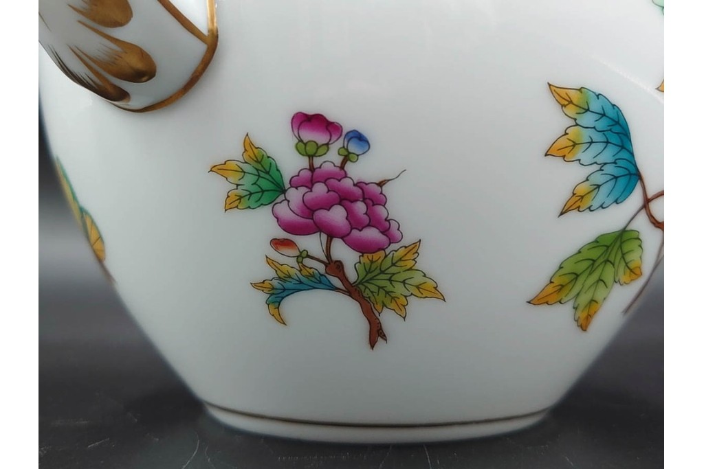 ハンガリー　ヘレンド(HEREND)　ヴィクトリア・ブーケ　華やかな花と蝶の絵柄が目を引くティーポット　定価8万1400円　(R-088017)