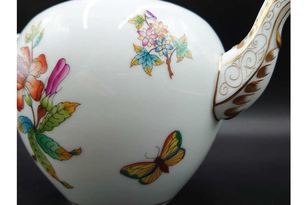 ハンガリー　ヘレンド(HEREND)　ヴィクトリア・ブーケ　華やかな花と蝶の絵柄が目を引くティーポット　定価8万1400円　(R-088017)