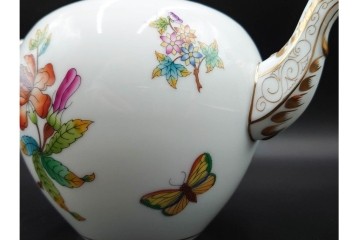 ハンガリー　ヘレンド(HEREND)　ヴィクトリア・ブーケ　華やかな花と蝶の絵柄が目を引くティーポット　定価8万1400円　(R-088017)