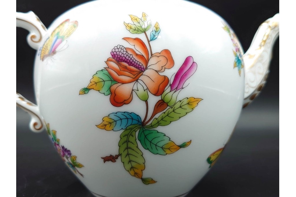 ハンガリー　ヘレンド(HEREND)　ヴィクトリア・ブーケ　華やかな花と蝶の絵柄が目を引くティーポット　定価8万1400円　(R-088017)