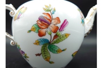 ハンガリー　ヘレンド(HEREND)　ヴィクトリア・ブーケ　華やかな花と蝶の絵柄が目を引くティーポット　定価8万1400円　(R-088017)