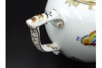 ハンガリー　ヘレンド(HEREND)　ヴィクトリア・ブーケ　華やかな花と蝶の絵柄が目を引くティーポット　定価8万1400円　(R-088017)