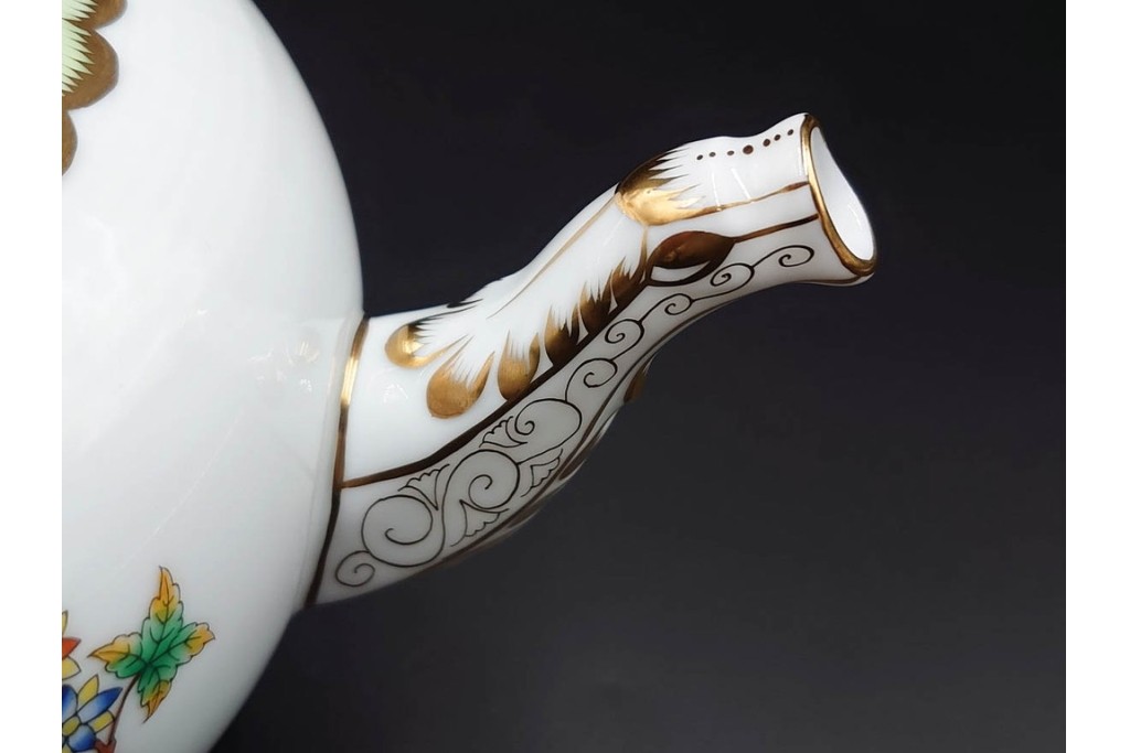 ハンガリー　ヘレンド(HEREND)　ヴィクトリア・ブーケ　華やかな花と蝶の絵柄が目を引くティーポット　定価8万1400円　(R-088017)