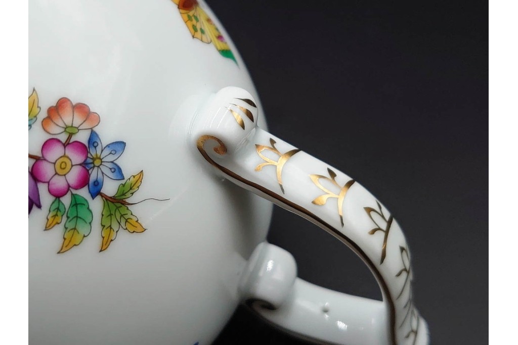 ハンガリー　ヘレンド(HEREND)　ヴィクトリア・ブーケ　華やかな花と蝶の絵柄が目を引くティーポット　定価8万1400円　(R-088017)