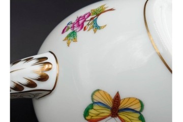 ハンガリー　ヘレンド(HEREND)　ヴィクトリア・ブーケ　華やかな花と蝶の絵柄が目を引くティーポット　定価8万1400円　(R-088017)