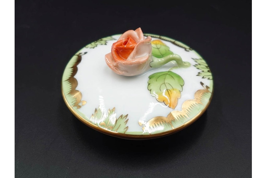 ハンガリー　ヘレンド(HEREND)　ヴィクトリア・ブーケ　華やかな花と蝶の絵柄が目を引くティーポット　定価8万1400円　(R-088017)