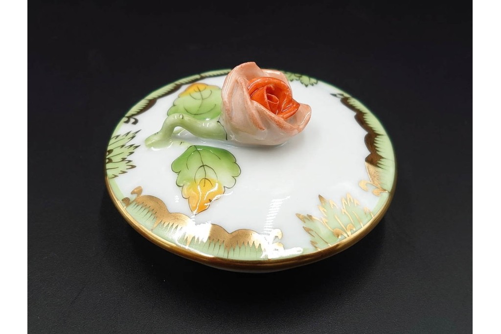 ハンガリー　ヘレンド(HEREND)　ヴィクトリア・ブーケ　華やかな花と蝶の絵柄が目を引くティーポット　定価8万1400円　(R-088017)