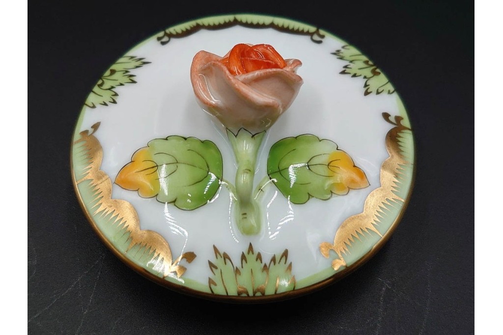ハンガリー　ヘレンド(HEREND)　ヴィクトリア・ブーケ　華やかな花と蝶の絵柄が目を引くティーポット　定価8万1400円　(R-088017)