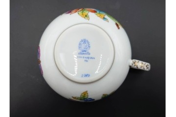 ハンガリー　ヘレンド(HEREND)　ヴィクトリア・ブーケ　華やかな花と蝶の絵柄が目を引くトリオセット　定価(合計)9万5700円　(R-088018)