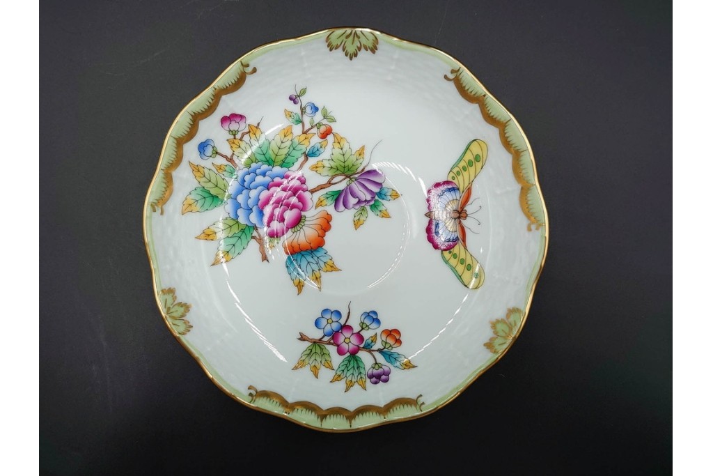 ハンガリー　ヘレンド(HEREND)　ヴィクトリア・ブーケ　華やかな花と蝶の絵柄が目を引くトリオセット　定価(合計)9万5700円　(R-088018)