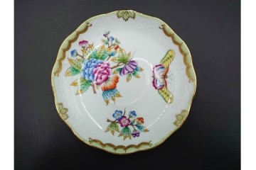 ハンガリー　ヘレンド(HEREND)　ヴィクトリア・ブーケ　華やかな花と蝶の絵柄が目を引くトリオセット　定価(合計)9万5700円　(R-088018)