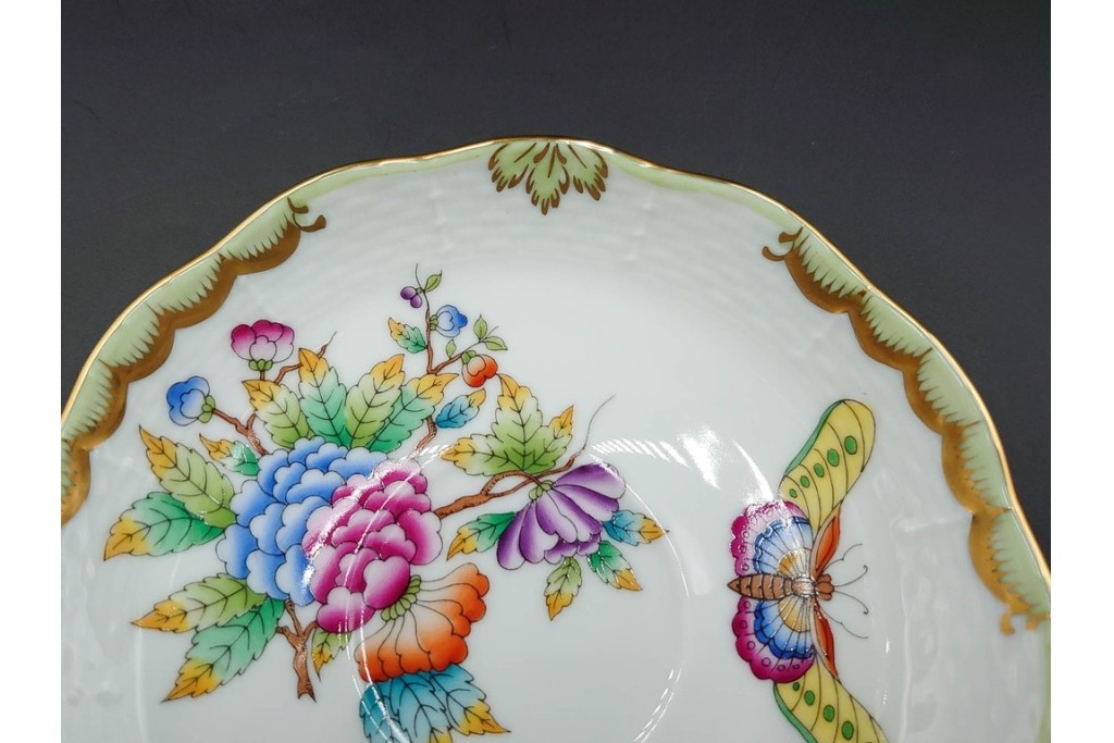 ハンガリー　ヘレンド(HEREND)　ヴィクトリア・ブーケ　華やかな花と蝶の絵柄が目を引くトリオセット　定価(合計)9万5700円　(R-088018)