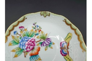 ハンガリー　ヘレンド(HEREND)　ヴィクトリア・ブーケ　華やかな花と蝶の絵柄が目を引くトリオセット　定価(合計)9万5700円　(R-088018)