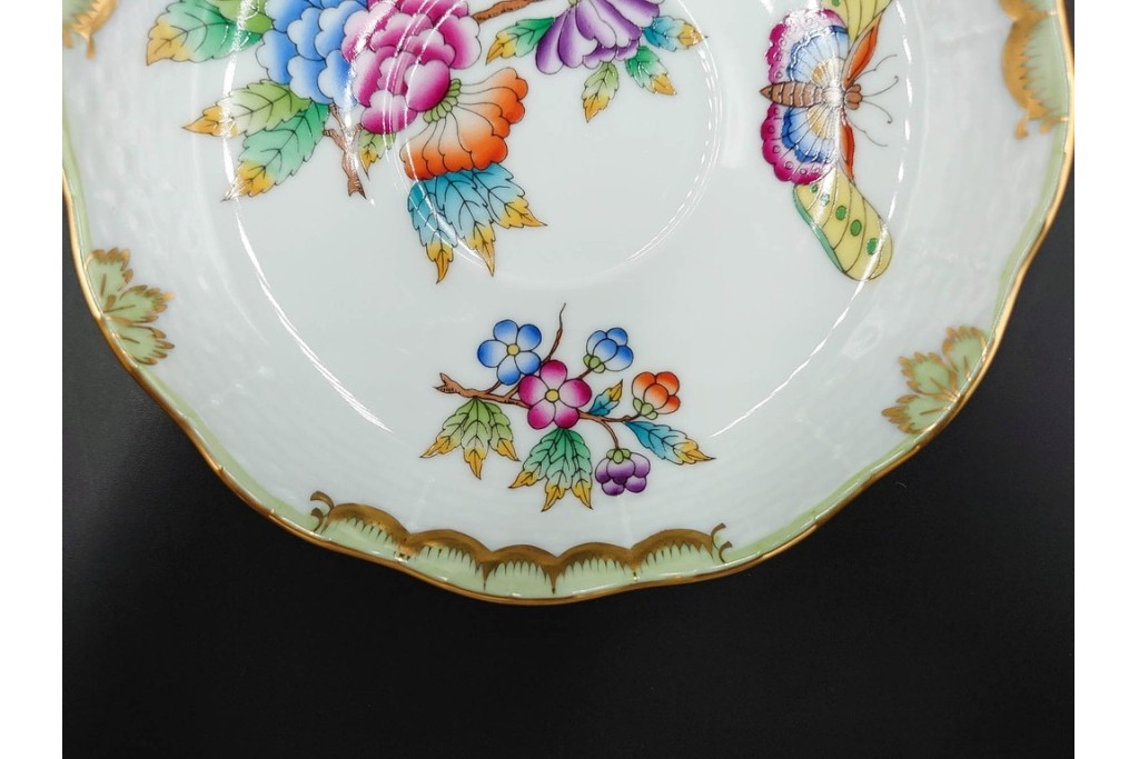 ハンガリー　ヘレンド(HEREND)　ヴィクトリア・ブーケ　華やかな花と蝶の絵柄が目を引くトリオセット　定価(合計)9万5700円　(R-088018)